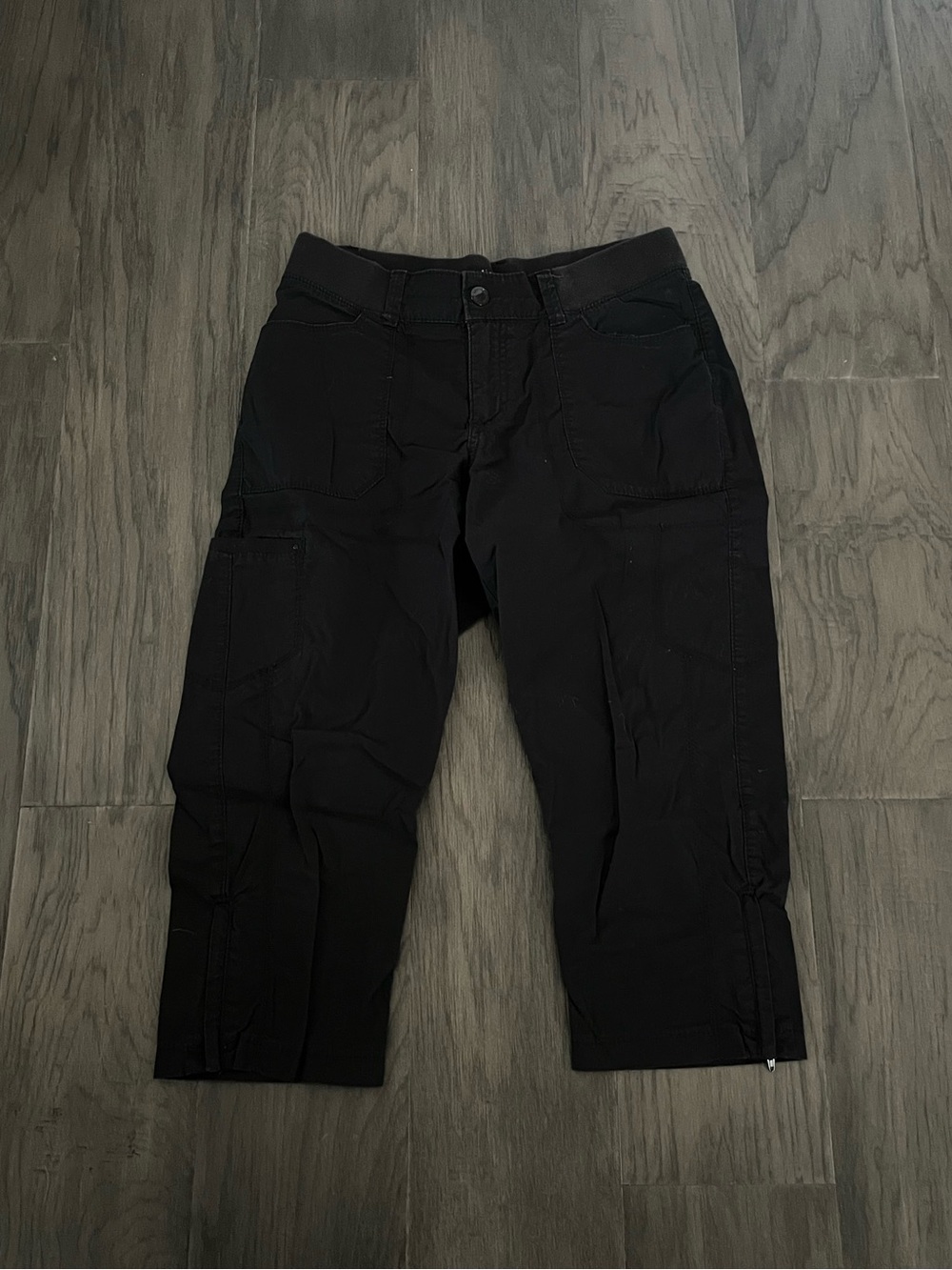 Black y2k cargo capris size 6